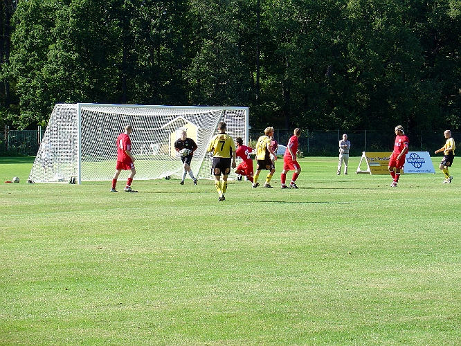 2004_0814_17.jpg - IK Franke's målvakt tar hand om bollen, lugnt och säkert.